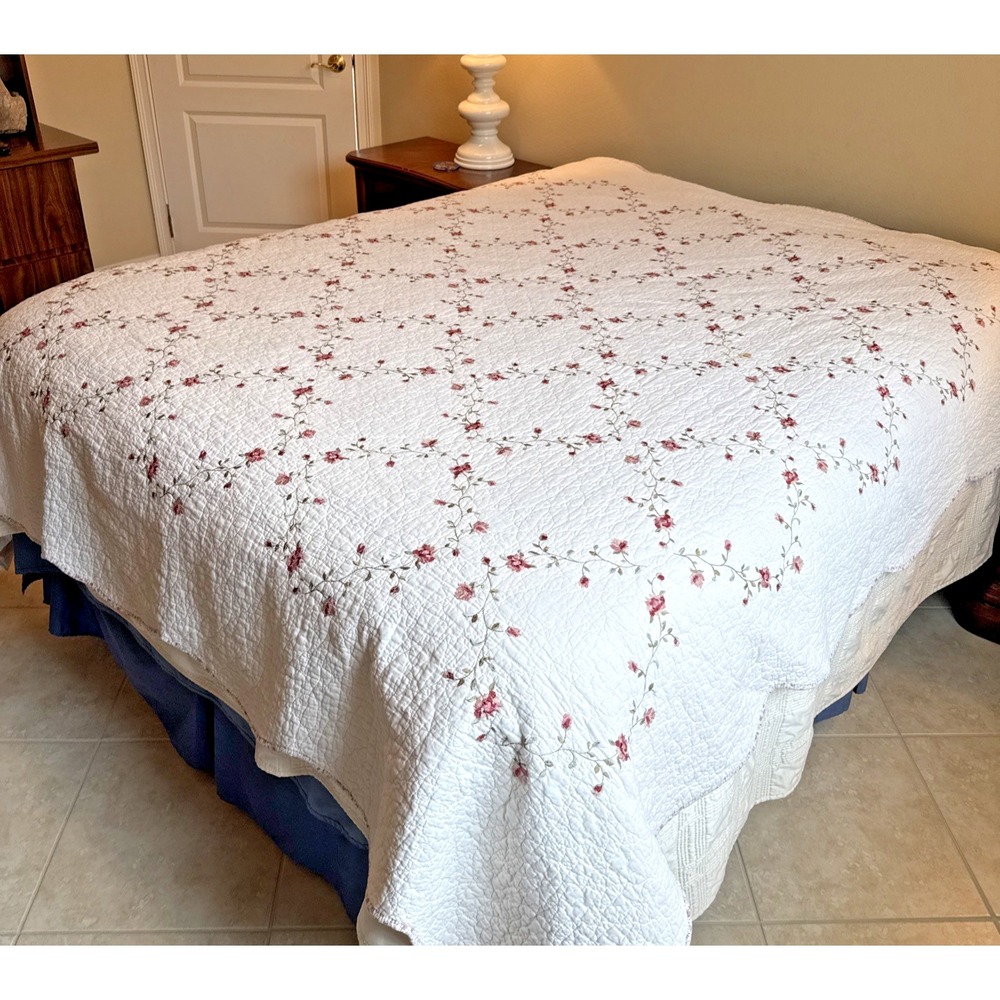 Better Homes & Gardens Hannalore Quilt Full/Queen 90x92 White Roses Cottage